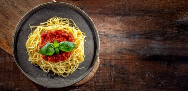 Bir tabak bolonez spagetti ile kompozisyon.