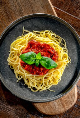 Bir tabak bolonez spagetti ile kompozisyon.