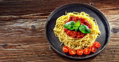 Bir tabak bolonez spagetti ile kompozisyon.