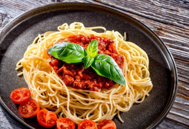 Bir tabak bolonez spagetti ile kompozisyon.