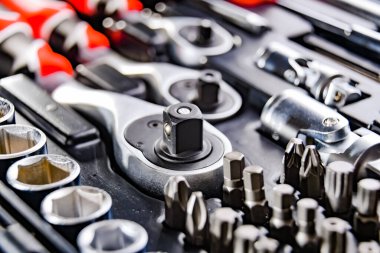 Çeşitli metal aletlerle kompozisyon.