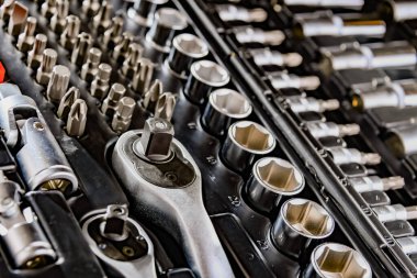 Çeşitli metal aletlerle kompozisyon.