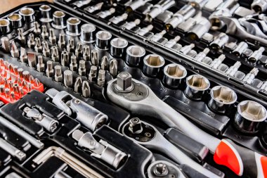 Çeşitli metal aletlerle kompozisyon.