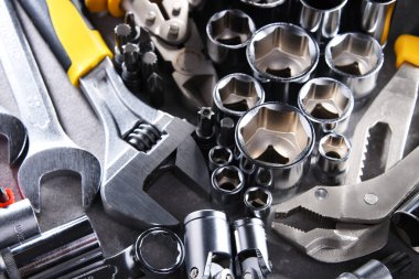 Çeşitli metal aletlerle kompozisyon.