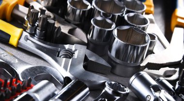 Çeşitli metal aletlerle kompozisyon.