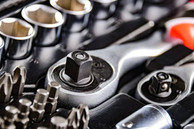 Çeşitli metal aletlerle kompozisyon.