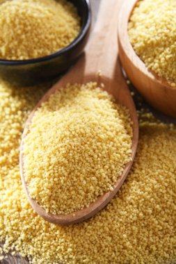 Pişmemiş kuskus ile kompozisyon.