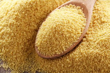 Pişmemiş kuskus ile kompozisyon.