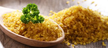 Bir kase dolusu pişirilmemiş bulgur ile bir kompozisyon..