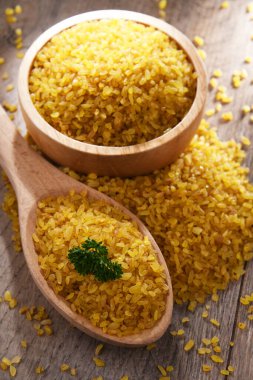 Bir kase dolusu pişirilmemiş bulgur ile bir kompozisyon..