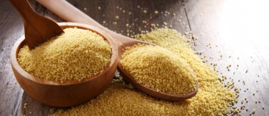 Pişmemiş kuskus ile kompozisyon.