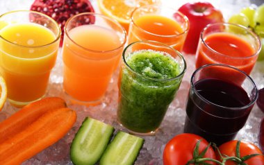 Taze organik sebze ve meyve sularıyla dolu bardaklar. Detoks diyeti