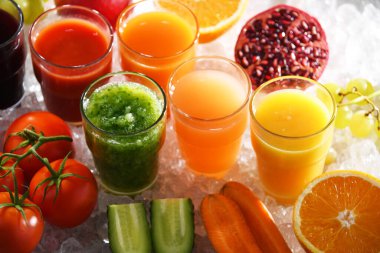 Taze organik sebze ve meyve sularıyla dolu bardaklar. Detoks diyeti