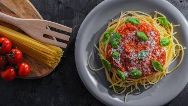 Bir tabak bolonez spagetti ile kompozisyon.