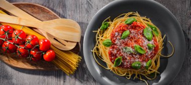 Bir tabak bolonez spagetti ile kompozisyon.