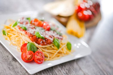 Bir tabak bolonez spagetti ile kompozisyon.