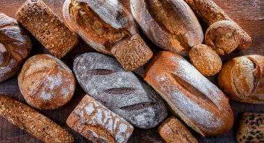 Ekmek ve rulo ekmekler dahil çeşitli fırın ürünleri.