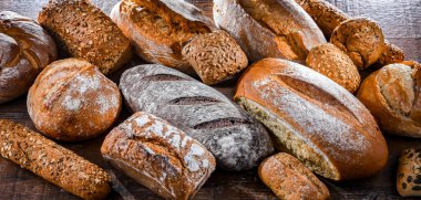 Ekmek ve rulo ekmekler dahil çeşitli fırın ürünleri.