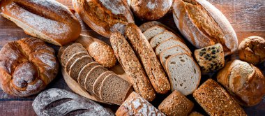 Ekmek ve rulo ekmekler dahil çeşitli fırın ürünleri.