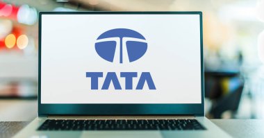 POZNAN, POL - 4 Mayıs 2022: Hindistan 'ın Mumbai, Maharashtra, Hindistan merkezli çok uluslu şirketi Tata Grubu' nun logosunu gösteren dizüstü bilgisayar