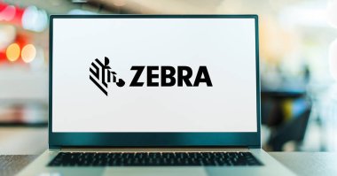 POZNAN, POL - 4 Mayıs 2022: Zebra Teknolojileri 'nin logosunu gösteren dizüstü bilgisayar, gerçek zamanlı olarak algılama, analiz etme ve hareket etme konusunda uzmanlaşmış bir Amerikan mobil bilgisayar şirketi.