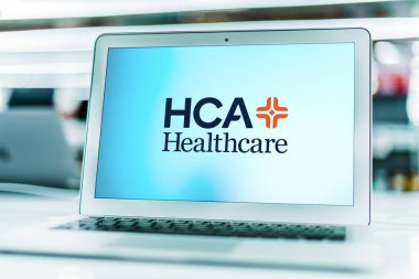 POZNAN, POL - 25 Şubat 2022: FHCA Sağlık Hizmetleri logosu sunan dizüstü bilgisayar, 1968 yılında kurulan kar amacı güden bir sağlık hizmetleri operatörü.