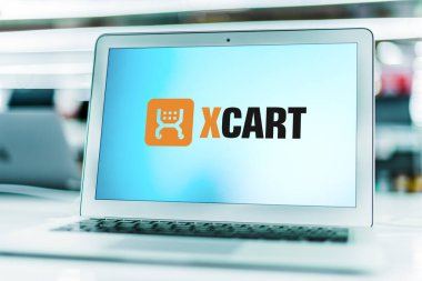 POZNAN, POL - 25 Şubat 2022: SaaS çözeltisi yoluyla veya indirme paketi yoluyla dağıtılan ticari bir açık kaynak alışveriş arabası platformu olan X-Cart 'ın logosunu gösteren dizüstü bilgisayar