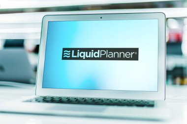 POZNAN, POL - 8 DEC 2021: Seattle merkezli bir çevrimiçi proje yönetimi yazılım şirketi olan LiquidPlanner, Inc. 'in logosunu gösteren dizüstü bilgisayar