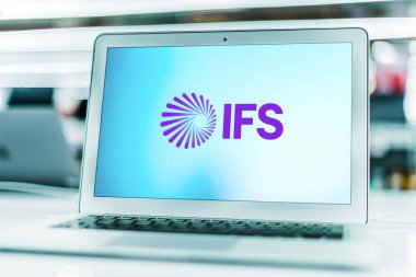 POZNAN, POL - 8 DEC 2021: Merkezi Linkoping, İsveç 'te bulunan çok uluslu bir yazılım şirketi olan IFS AB' nin logosunu gösteren dizüstü bilgisayar