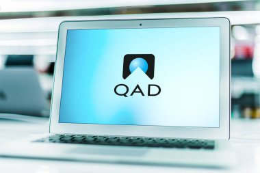 POZNAN, POL - DEC 8, 2021: QAD Inc. 'nin amblemini gösteren dizüstü bilgisayar, ERP yazılımı ve imalat şirketlerine ilgili yazılım sağlayan bir yazılım şirketi..
