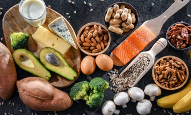 Sağlıklı cilt ve saçlar için besin takviyesi olarak önerilen biyotin açısından zengin gıda ürünleri