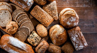 Ekmek ve rulo ekmekler dahil çeşitli fırın ürünleri.