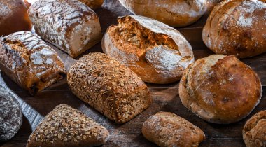 Ekmek ve rulo ekmekler dahil çeşitli fırın ürünleri.