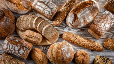 Ekmek ve rulo ekmekler dahil çeşitli fırın ürünleri.