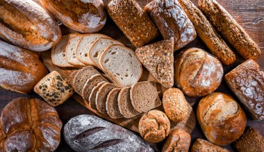 Ekmek ve rulo ekmekler dahil çeşitli fırın ürünleri.