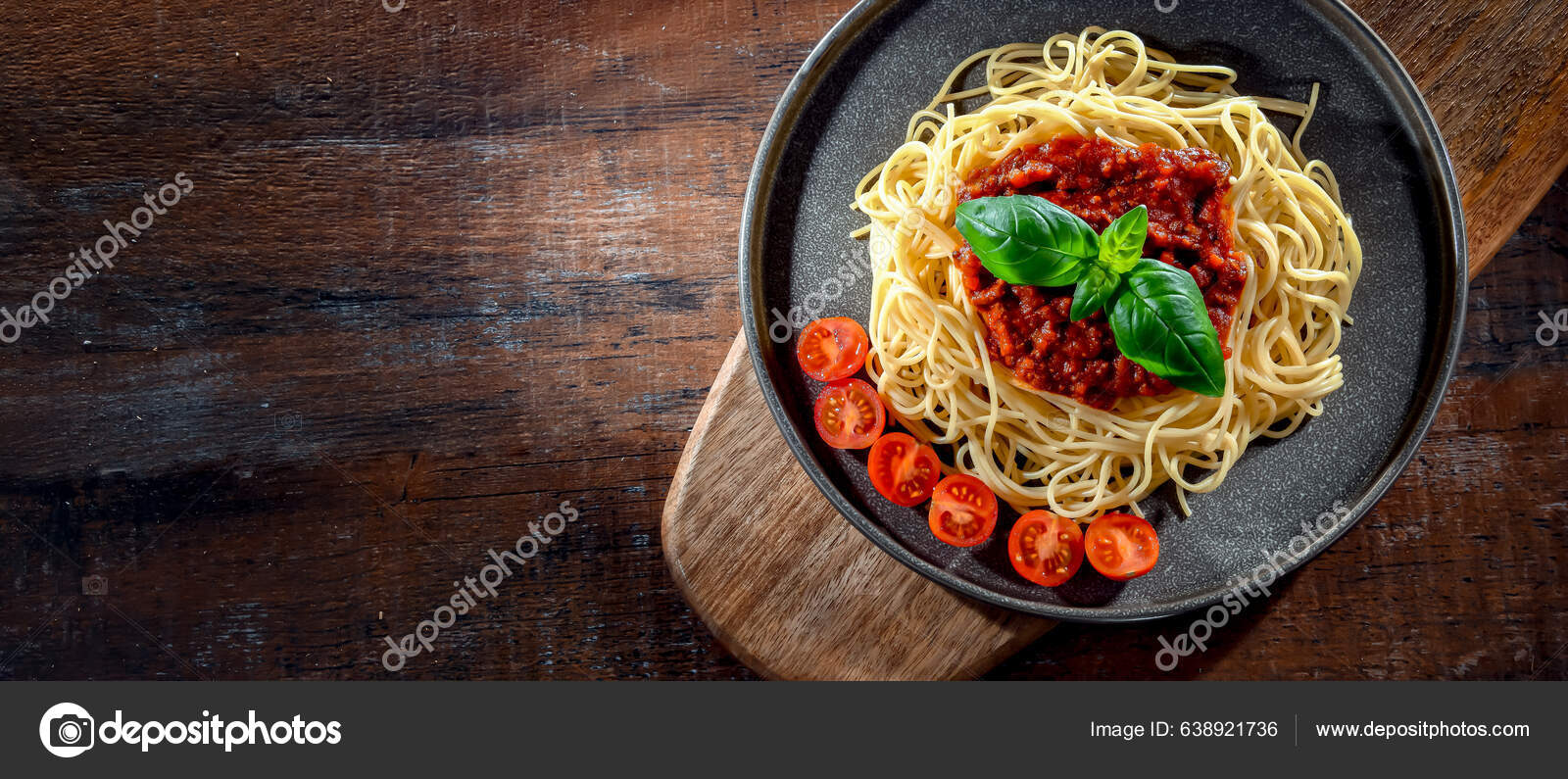 Composition Avec Une Assiette Spaghetti Bolognaise image libre de droit par  monticello © #638921736
