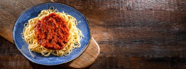 Bir tabak bolonez spagetti ile kompozisyon.