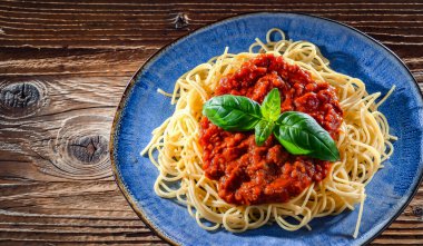 Bir tabak bolonez spagetti ile kompozisyon.