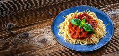 Bir tabak bolonez spagetti ile kompozisyon.