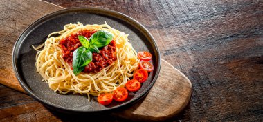 Bir tabak bolonez spagetti ile kompozisyon.