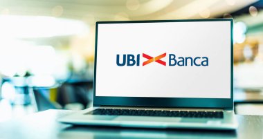 POZNAN, POL - OCT 13, 2021: İtalya 'da şube sayısına göre en büyük beşinci banka grubu olan Unione di Banche Italiane S.p.A.' nın logosunu gösteren dizüstü bilgisayar