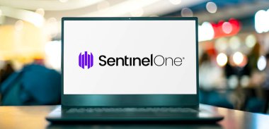 POZNAN, POL - 4 Mayıs 2022: Kaliforniya, ABD merkezli bir siber güvenlik şirketi olan Sentinel1 'in logosunu gösteren dizüstü bilgisayar