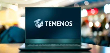 POZNAN, POL - 4 Mayıs 2022: Merkezi İsviçre 'nin Cenevre kentinde bulunan ve bankalar ve finans hizmetleri için kurumsal yazılım alanında uzmanlaşmış bir şirket olan Temenos' un logosunu gösteren dizüstü bilgisayar