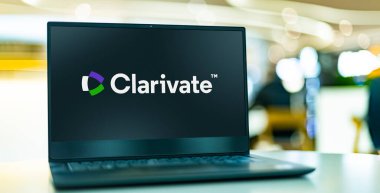 POZNAN, POL - 4 Mayıs 2022: Bibliyometri ve Scientometrics alanlarında abonelik tabanlı hizmetler toplayan bir analitik şirket olan Clarivate 'in logosunu gösteren dizüstü bilgisayar