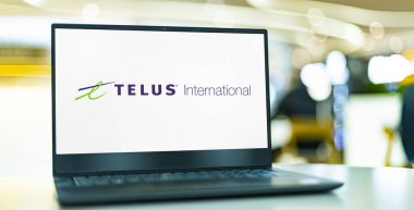 POZNAN, POL - 4 Mayıs 2022: TELUS International 'ın logosunu gösteren dizüstü bilgisayar, küresel müşterilere bilişim hizmetleri ve çok dilli müşteri hizmetleri sunan Kanadalı bir teknoloji şirketi