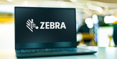 POZNAN, POL - 4 Mayıs 2022: Zebra Teknolojileri 'nin logosunu gösteren dizüstü bilgisayar, gerçek zamanlı olarak algılama, analiz etme ve hareket etme konusunda uzmanlaşmış bir Amerikan mobil bilgisayar şirketi.