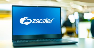 POZNAN, POL - 4 Mayıs 2022: Merkezi San Jose, Kaliforniya 'da bulunan Zscaler adlı bir bulut güvenlik şirketinin logosunu gösteren dizüstü bilgisayar