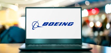 POZNAN, POL - 28 Haziran 2022: Amerikan çok uluslu havacılık şirketi The Boeing Company 'nin logosunu gösteren dizüstü bilgisayar