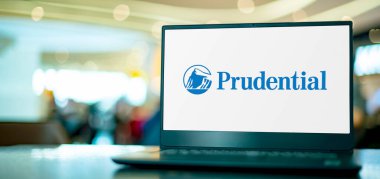 POZNAN, POL - 28 Haziran 2022: Yan kuruluşları finansal hizmetler sağlayan Prudential Financial 'ın logosunu gösteren dizüstü bilgisayar