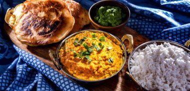 Hint karahi kaplarında servis edilen pirinçli körili tavuk..